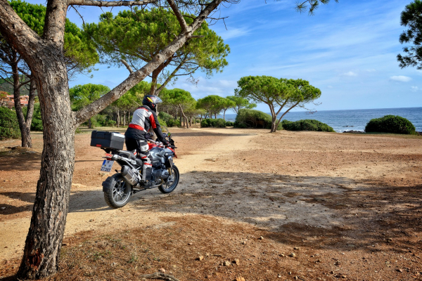 Sardinien - PortoTramatzu-Strandspaziergang mit Motorrad ©Heinz E. Studt