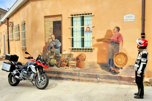 Motorrad fahren - Sardinien - Zentrum von Suni © Heinz E. Studt