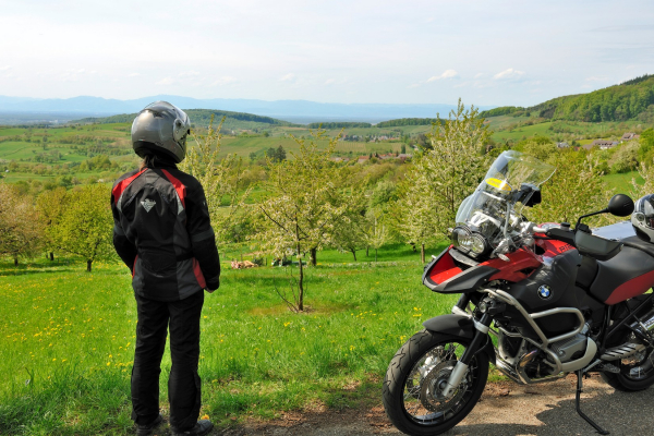 Motorradtour Schwarzwald-Blick auf die Rheinebene © Heinz E. Studt