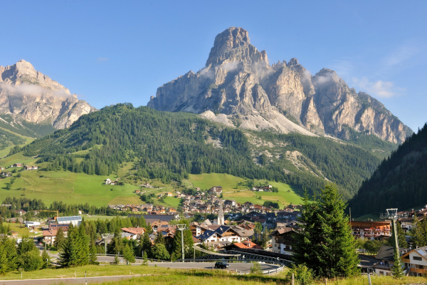 MoTOURguide-Norditalien-Dolomiten-Motorradtour-Dolomiten-Trentino-Blick auf Corvara © Heinz E. Studt