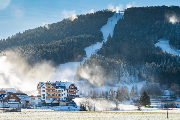 Grizzly Sport & Motorrad Resort - Hotelansicht im Winter © Grizzly Resort