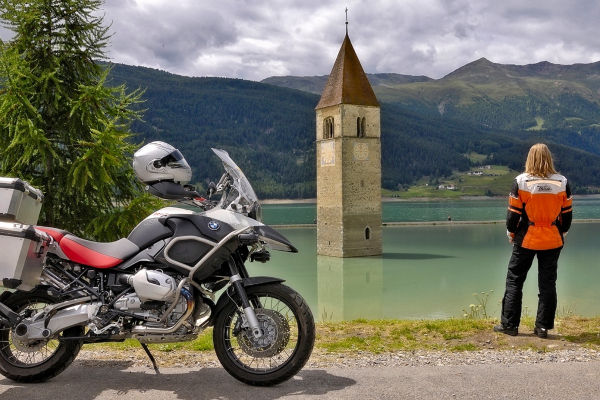 Motorradurlaub DOLOMITEN-Reschensee ©Heinz E. Studt