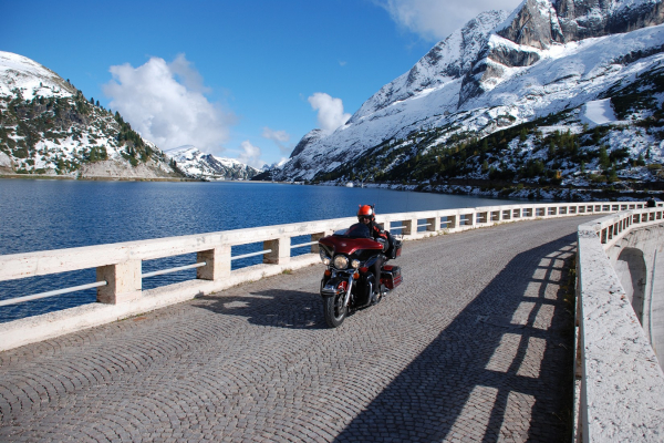 Motorradurlaub DOLOMITEN-Fedaia Stausee ©Peter Wahl