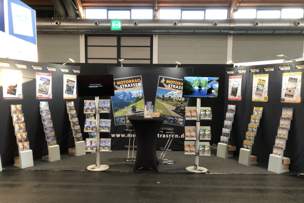 MOTORRADSTRASSEN-Messestand - kostenlose Tourenkarten für Deinen Motorradurlaub