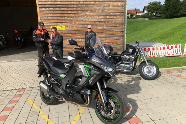 Ankunft beim Hotel Obermüller - Bikes abstellen©Klaus Hinterschuster